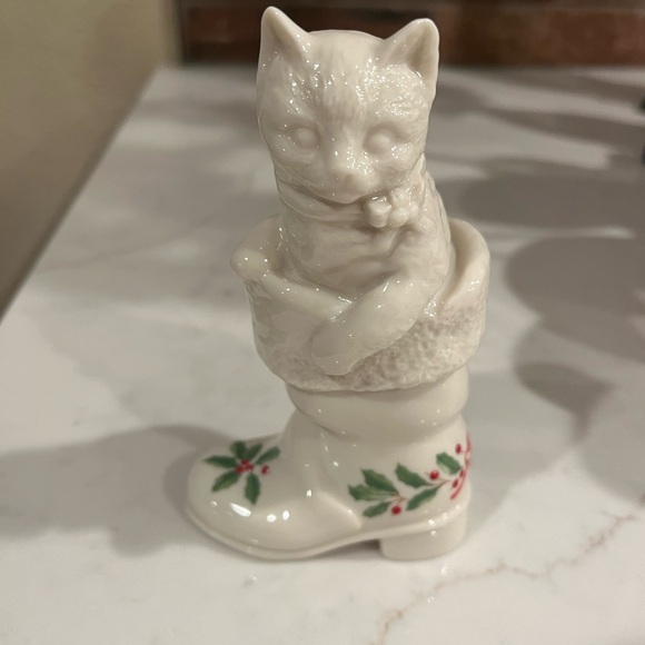 Lenox Cat in a Christmas boot - Picture 1 of 6